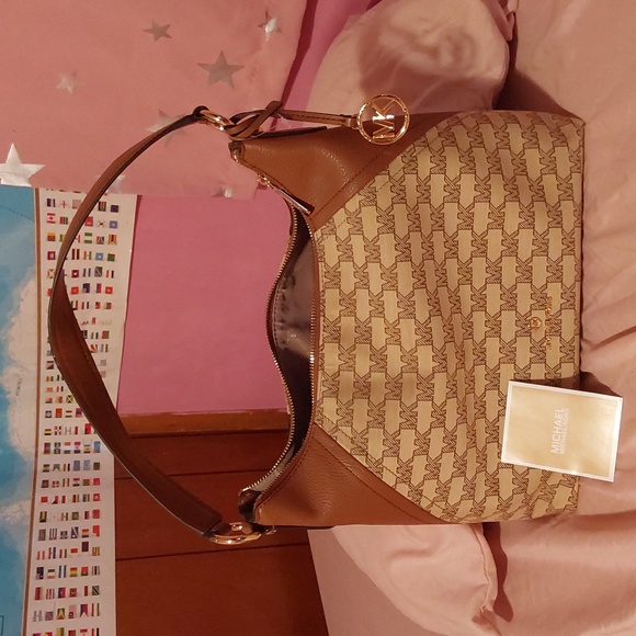 Michael Kors Handbags - Michael Kors Aria Purse